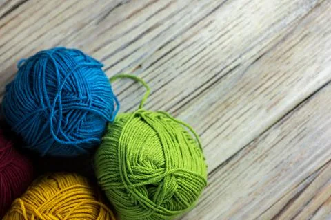 Multi-colored threads for knitting and knitting needles. Selection of colorful Foto stock