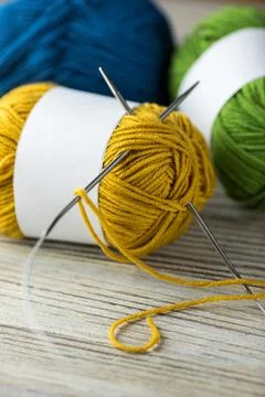 Multi-colored threads for knitting and knitting needles. Selection of colorful Foto stock