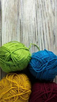 Multi-colored threads for knitting and knitting needles. Selection of colorful Stock-Fotos