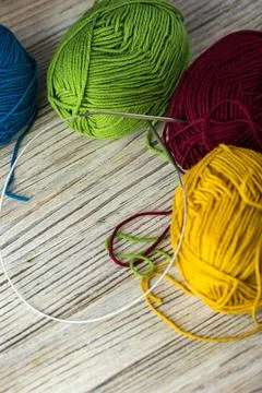 Multi-colored threads for knitting and knitting needles. Selection of colorful Foto stock