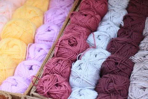 Multi-colored wool yarns arranged in colors in a shop Foto stock