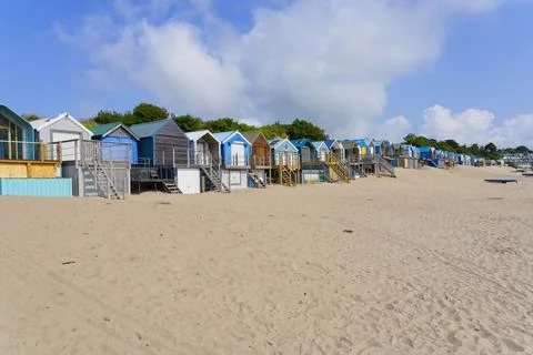 Multi coloured beach huts line Abersoch beach in Wales Foto stock