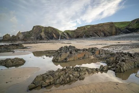Multi coloured rock formations on Cornwall beach Foto stock