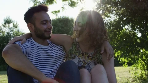 Multi-Ethnic Couple Cuddling In The Park At Sunset In Slow Motion Vidéo 82617096