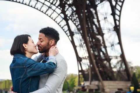 Multi-ethnic Couple Having Fun In Paris Near Eiffel Tower Stock-Fotos