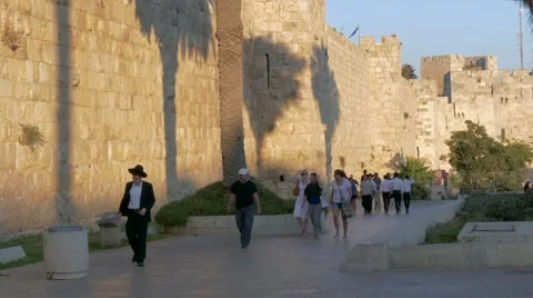 Multi-ethnic crowd walking along the Jerusalem Walls (4k) Vídeos de archivo 52231213