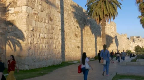 Multi-ethnic crowd walking along the Jerusalem Walls  (4k Wide) Vídeos de archivo 52231522