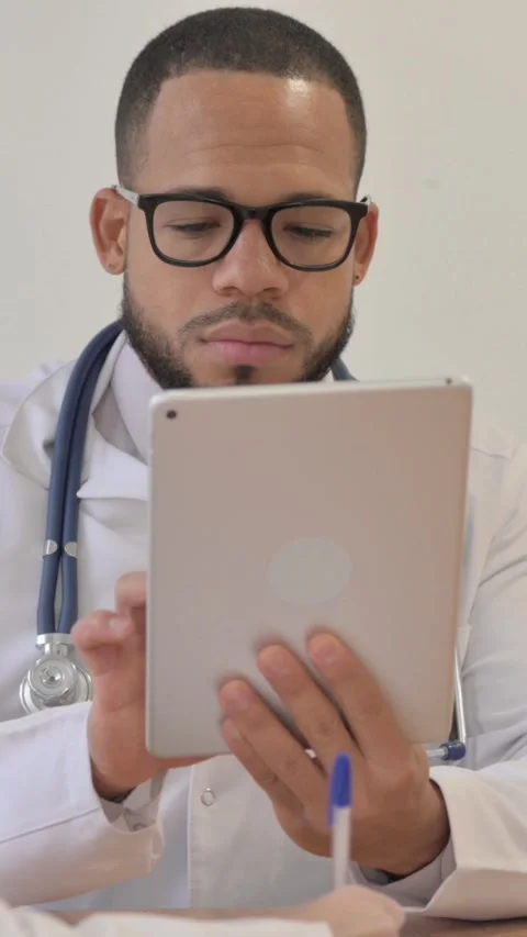 Multi Ethnic Doctors Working while Sitting in Hospital, vertical video Vídeo Stock 325697567