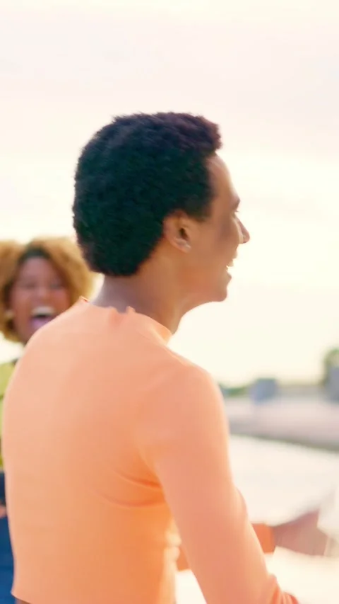 Multi-ethnic friends dancing happily during sunset next to the sea Video stock 256097101