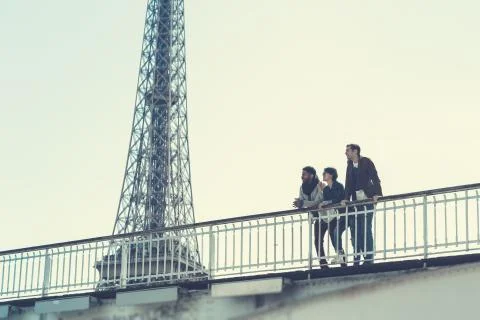 Multi-ethnic Group Of Friends Having Fun In Paris Along Seine Foto stock