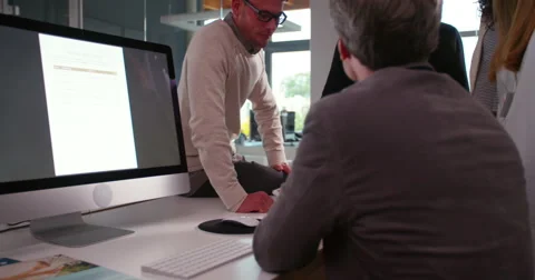 Multi-ethnic group having a quick team meeting at desk Video stock 61140539