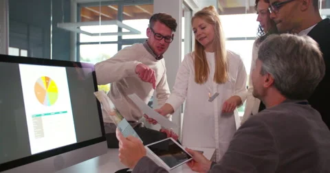 Multi-ethnic group having a quick team meeting at desk Video stock 61140839