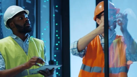 Multi-ethnic group of technician workers making power error in server cabinet 库存影片 120746913