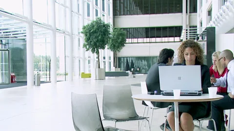 Multi ethnic group of young professionals in relaxed meeting area of large 스톡 동영상 32719690