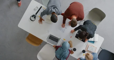 Multi ethnic team of web developers brainstorming ideas for startup business Vídeos de archivo 99068469