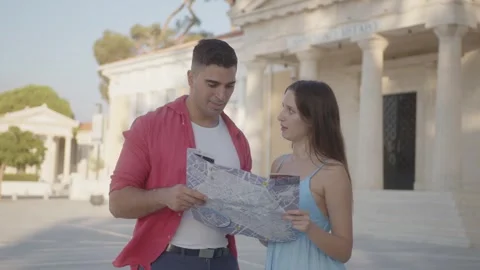 Multi-ethnic tourists reading map during summer vacation in Italy Video stock 281339856