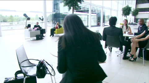 Multi ethnic young professionals in a relaxed meeting area of large corporate 스톡 동영상 32719517