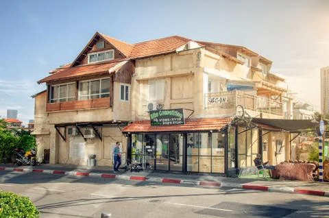 Multi-flat two stories old house in South Tel Aviv Stockfoto's