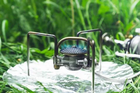 Multi-fuel burner flame on grass. Foto stock