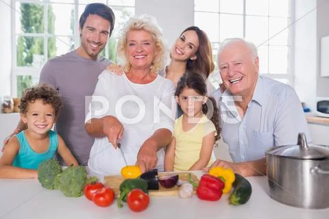 Multi-generation family cutting vegetables together Stock-Fotos