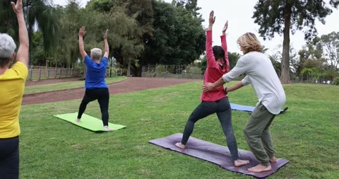 Multi generational people doing yoga class at city park Видео 151682451