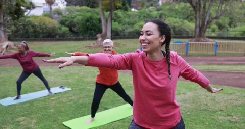 Multi generational people doing yoga class outdoor at park Vídeo Stock 151682743