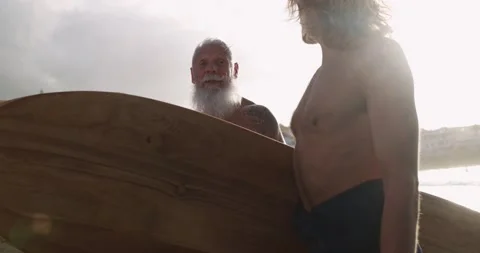 Multi generational surfer men on the beach Vídeo Stock 151685517