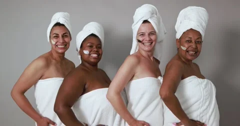 Multi generational women having fun wearing facial beauty mask Vidéo 157005183