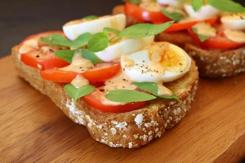 Multi Grains Toast Open Faced Sandwich Topped with Hard Boiled Egg and Tomato 스톡 사진