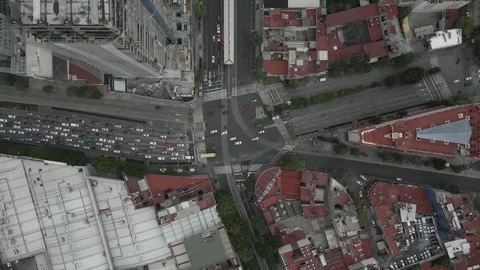 Multi lane city intersection with vehicle traffic driving, Mexico City Vidéo 248025446