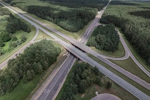 Multi-lane highway bridges over road in the countryside Stockfoto's