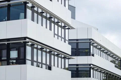 Multi-layered white building with rectangular windows and clean lines Fotos de archivo