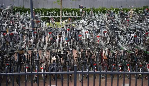 Multi-level bicycle parking facility with a large number of parked bicycles Foto stock
