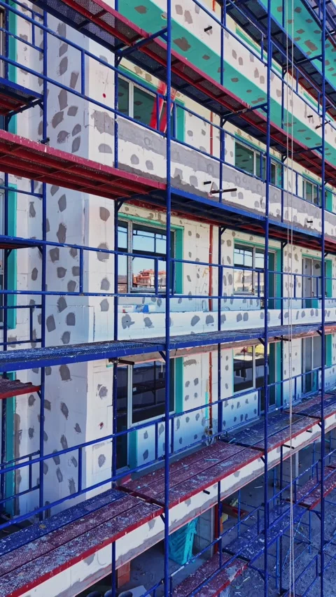 Multi-level scaffolding on a residential building facade Vídeos de archivo 338187694
