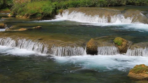 Multi-level waterfalls Vidéo 32234438