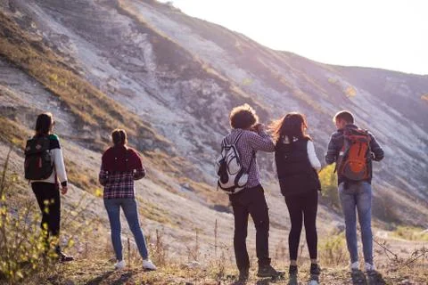 Multi races young people exploring the nature have a trip together Foto stock