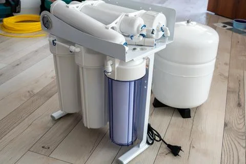 Multi stage reverse osmosis water filter system with pressure tank Fotos Stock