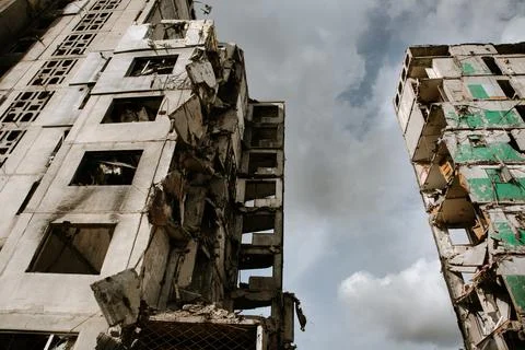 Multi-storey apartment building facade destroyed with bombs, rockets. Flat fired Stock-Fotos