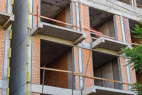 Multi-storey building during construction work. Load-bearing elements of st.. Stockfoto's