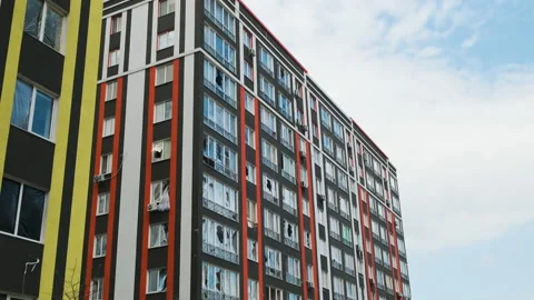 Multi-storey residential building with broken windows after the fighting in Vídeo Stock 198820774