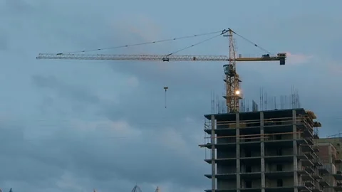 Multi-storey under construction appartment building with a building crane Video stock 104173454
