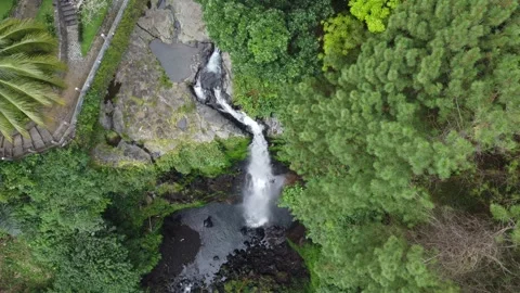 Multi-tier cascade flowing over rocky cliffs Stockbeeldmateriaal 314631514
