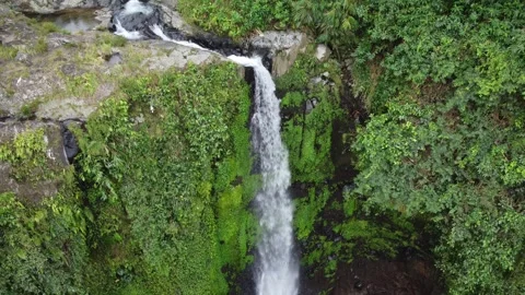 Multi-tier cascade flowing over rocky cliffs Stockbeeldmateriaal 314631515