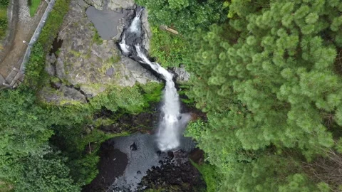 Multi-tier cascade flowing over rocky cliffs Stockbeeldmateriaal 314631516
