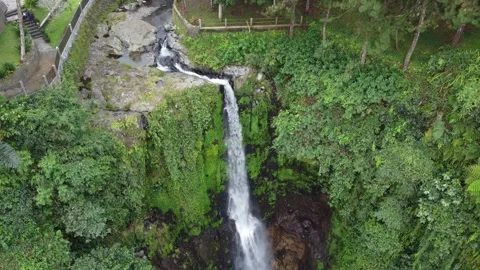 Multi-tier cascade flowing over rocky cliffs Stockbeeldmateriaal 314631577