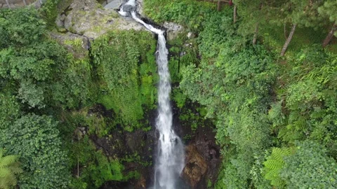 Multi-tier cascade flowing over rocky cliffs Stockbeeldmateriaal 314632356