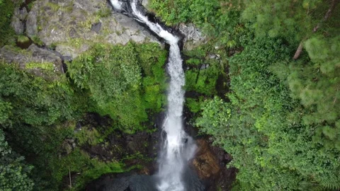 Multi-tier cascade flowing over rocky cliffs Stockbeeldmateriaal 314632430