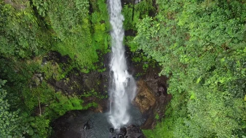 Multi-tier cascade flowing over rocky cliffs Stockbeeldmateriaal 314632949