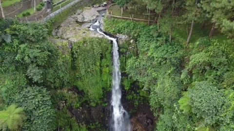 Multi-tier cascade flowing over rocky cliffs Stockbeeldmateriaal 314632957