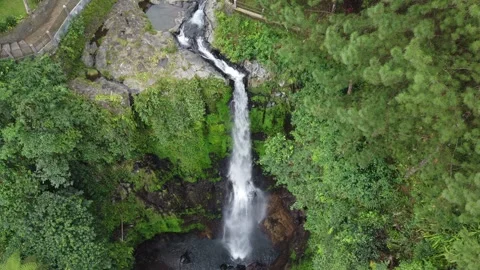 Multi-tier cascade flowing over rocky cliffs Stockbeeldmateriaal 314633108